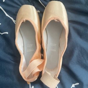 Pointe Shoes Freed Studio II V Size 5 1/2 C.